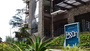 Un moderno edificio de hotel con varios balcones y un cartel que indica que es el Hotel Lagun.