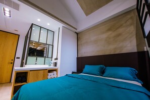 Desk, blackout curtains, soundproofing, free WiFi - Pathway B&B (Magong)