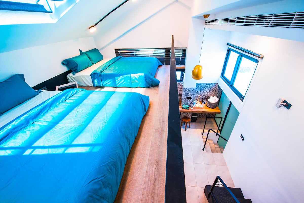 Escritorio, cortinas blackout, sistema de insonorización y wifi gratis