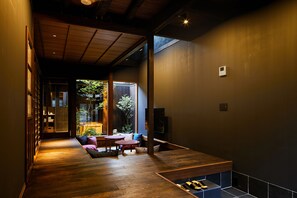 Casa tradicional (with Semi-open-air-bath) | Zona de estar | Televisión de pantalla plana de 50 pulgadas con canales por cable