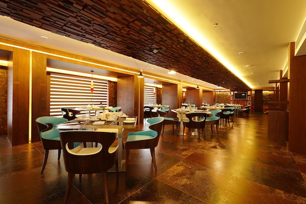 Hi ha 2 restaurants amb plats de cuina internacional