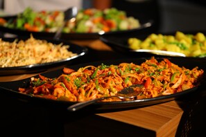 每日供應自助早餐 (每人 INR250)