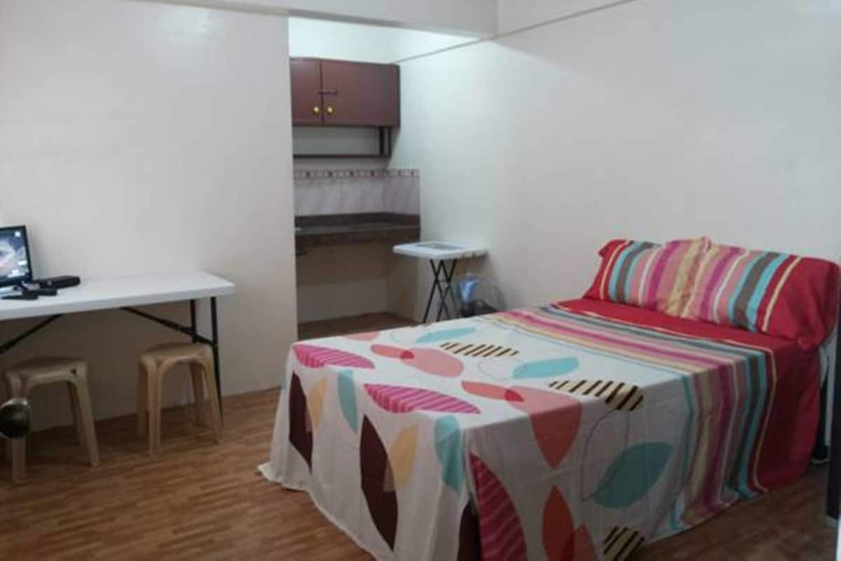 Basic Studio | Desk, free WiFi, bed sheets