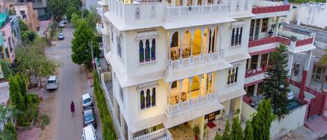 Fachada da propriedade à noite