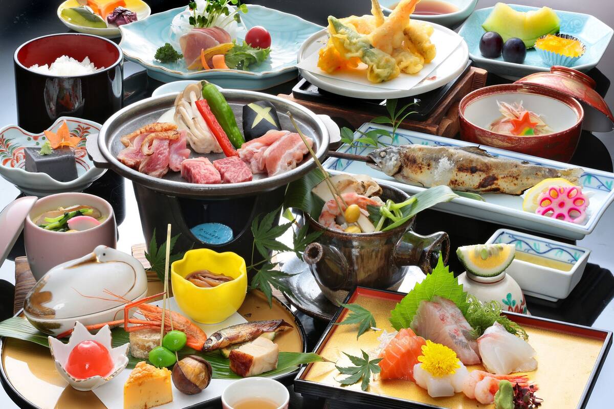 Japanese Style for 4 People with Standard Dinner | Free WiFi, bed sheets