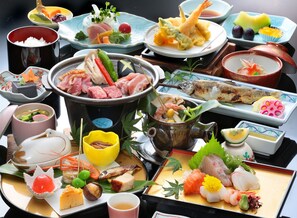 Japanese Style for 4 People with Standard Dinner | Free WiFi, bed sheets
