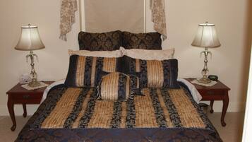 Panoramic Bungalow, 4 Bedrooms, Vineyard View, Garden Area | 4 bedrooms, desk, soundproofing, iron/ironing board