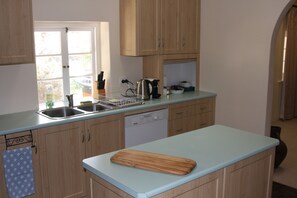 Bangalô panorâmico, 4 quartos, vista para o vinhedo, no jardim | Cozinha privada | Geladeira grande, micro-ondas, fogão, cooktop