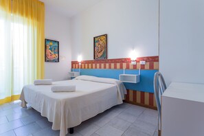 Een kluis op de kamer, een bureau, een laptopwerkplek, gratis wifi