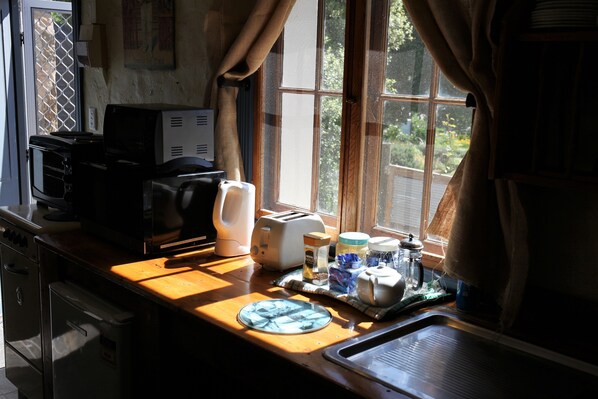 Classic Cottage, 2 Bedrooms, Garden View, Garden Area | Private kitchenette