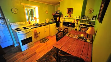Cottage Classique, 2 chambres, terrasse, vue jardin | Cuisine privée | Réfrigérateur, micro-ondes, four, plaque de cuisson