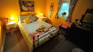 Casa de campo clássica, 2 quartos, terraço, vista para o jardim | 2 quartos, escrivaninha, ferros/tábuas de passar roupa, roupa de cama