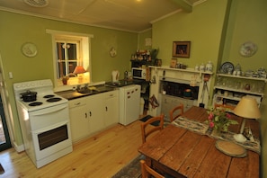 Classic-mökki, 2 makuuhuonetta, terassi, näköala puutarhaan | Yksityinen keittiö | Jääkaappi, mikroaaltouuni, uuni, liesi