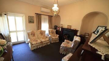 Traditional Cottage, 3 Bedrooms, Garden View, Courtyard Area | Living room | Flat-screen TV, fireplace