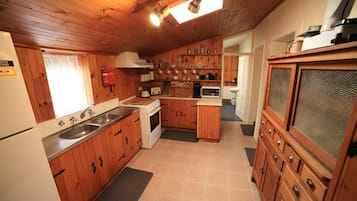 Casa de campo tradicional, 3 quartos, vista para o jardim, no pátio | Cozinha privada | Geladeira grande, micro-ondas, fogão, cooktop