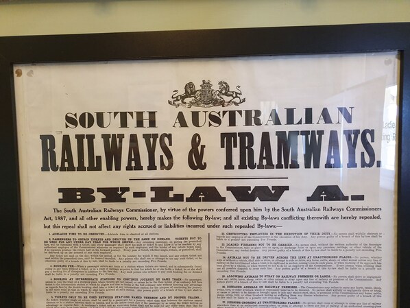 Documento histórico enmarco con el título 'Reglamento de los Ferrocarriles y Tranvías de Australia Meridional, Ley A'.