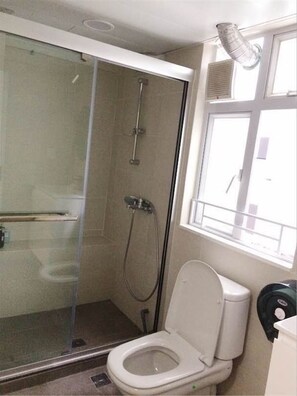 Bathroom - Tong Luo Wan Hostel (Hong Kong)