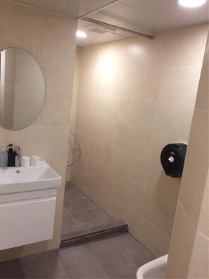 Shower, hair dryer, slippers, towels - Tong Luo Wan Hostel (Hong Kong)