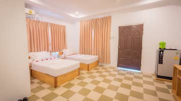 Family Room | Minibar, in-room safe, desk, soundproofing