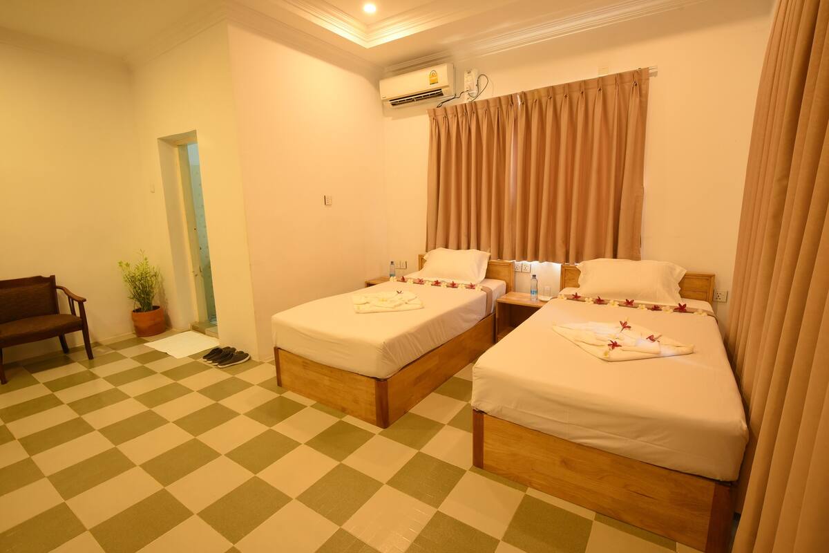 Standard Twin Room | Minibar, in-room safe, desk, soundproofing
