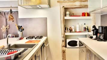 Comfort House, Private Bathroom, Courtyard View (Mas piscine ,boulodrome) | Private kitchen | Highchair