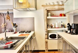 Maison Confort, salle de bain privée, vue sur la cour intérieure (Mas piscine ,boulodrome) | Cuisine privée | Chaise haute