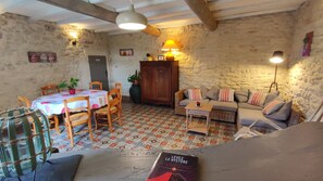 Comfort House, Private Bathroom, Courtyard View (Mas piscine ,boulodrome) | Lounge - A la Maison D'hôtes (La Baume-de-Transit)