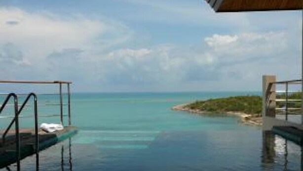 An infinity pool with a clear view of the ocean and a small island. - 5 Bedroom Seaview Villa Tongson Bay (Koh Samui)