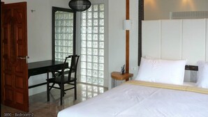 A bedroom with a bed, a desk, and a chair. - 5 Bedroom Seaview Villa Tongson Bay (Koh Samui)