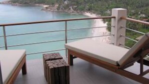 A balcony with a view of a beach and forested hill. - 5 Bedroom Seaview Villa Tongson Bay (Koh Samui)
