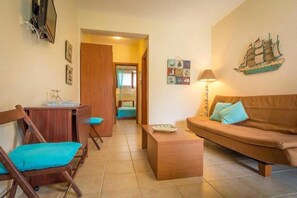 Apartment, 1 Schlafzimmer | Wohnbereich | 32-Zoll-LED-Fernseher mit Digitalempfang, Fernseher