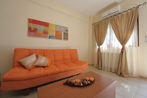 Apartment, 1 Schlafzimmer | Wohnbereich | 32-Zoll-LED-Fernseher mit Digitalempfang, Fernseher