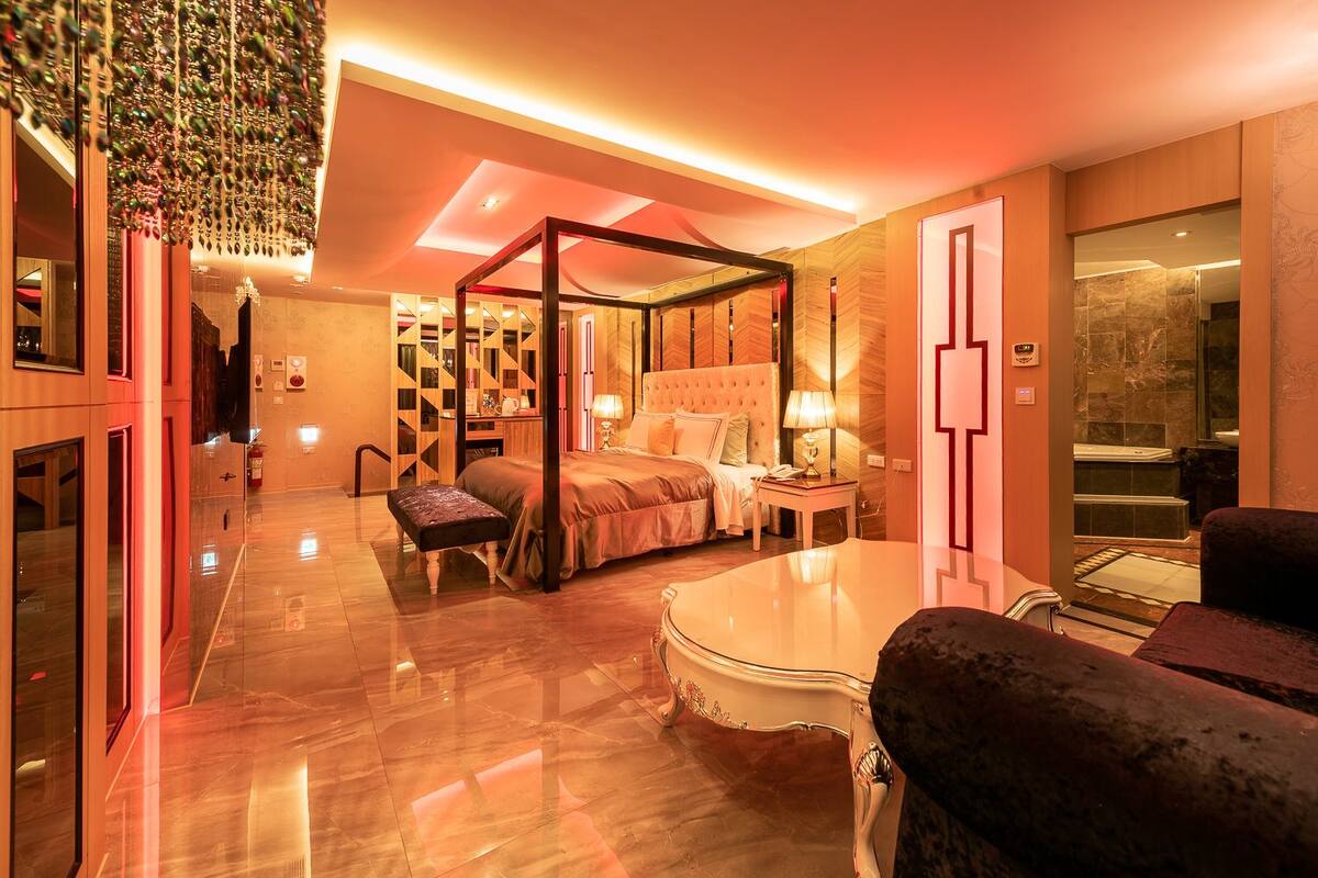 Cubrecamas, colchones con pillow-top y minibar con artículos gratuitos 