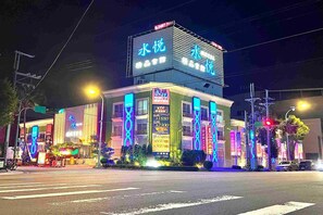 A hotel with a prominent sign displaying room rates and a contact number. - Shui Yue Boutique Motel (Taichung)