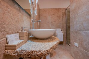 Double Room, Ensuite | Bathroom | Shower, hydromassage showerhead, free toiletries, hair dryer - Baco Rooms (Cagliari)