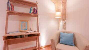 Habitación doble, baño en la habitación | Área de sala de estar | Televisión de pantalla plana de 40 pulgadas con canales digitales