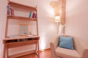 双人房, 独立浴室 | 起居区 | 40-英寸纯平电视（配备数码频道）、电视、书