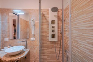 Comfort Double or Twin Room, Ensuite, City View | Bathroom | Shower, hydromassage showerhead, free toiletries, hair dryer - Baco Rooms (Cagliari)