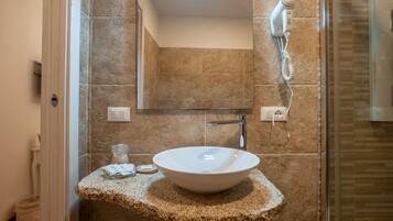 Dusche, Hydromassagedusche, kostenlose Toilettenartikel, Haartrockner