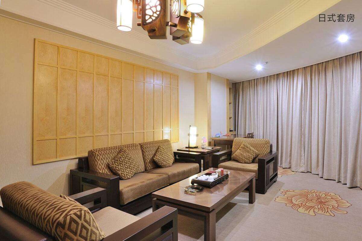 Phòng Suite Executive | Minibar, két bảo mật tại phòng, bàn, màn/rèm cản sáng 