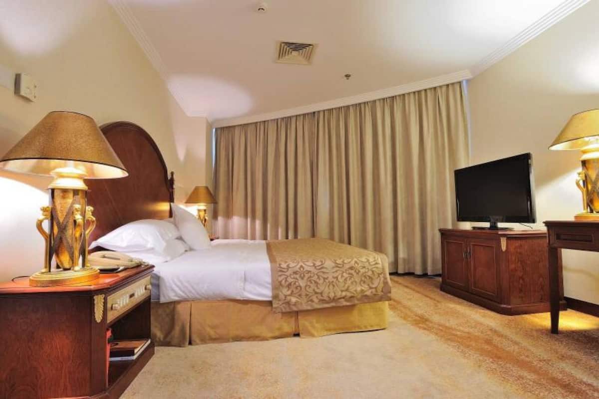 Phòng đôi Deluxe | Minibar, két bảo mật tại phòng, bàn, màn/rèm cản sáng 