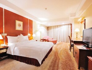 Minibar, Zimmersafe, Schreibtisch, Verdunkelungsvorhänge