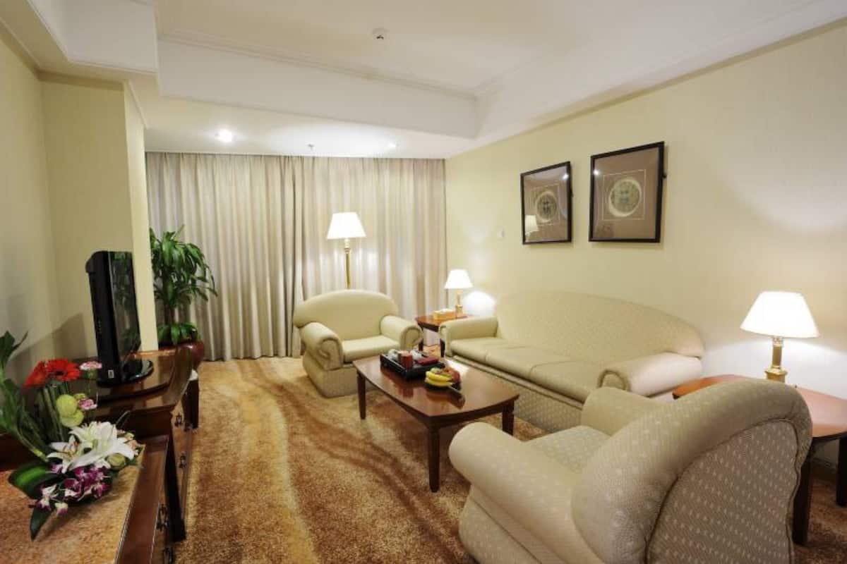 Phòng Suite Deluxe | Khu phòng khách | TV màn hình phẳng 