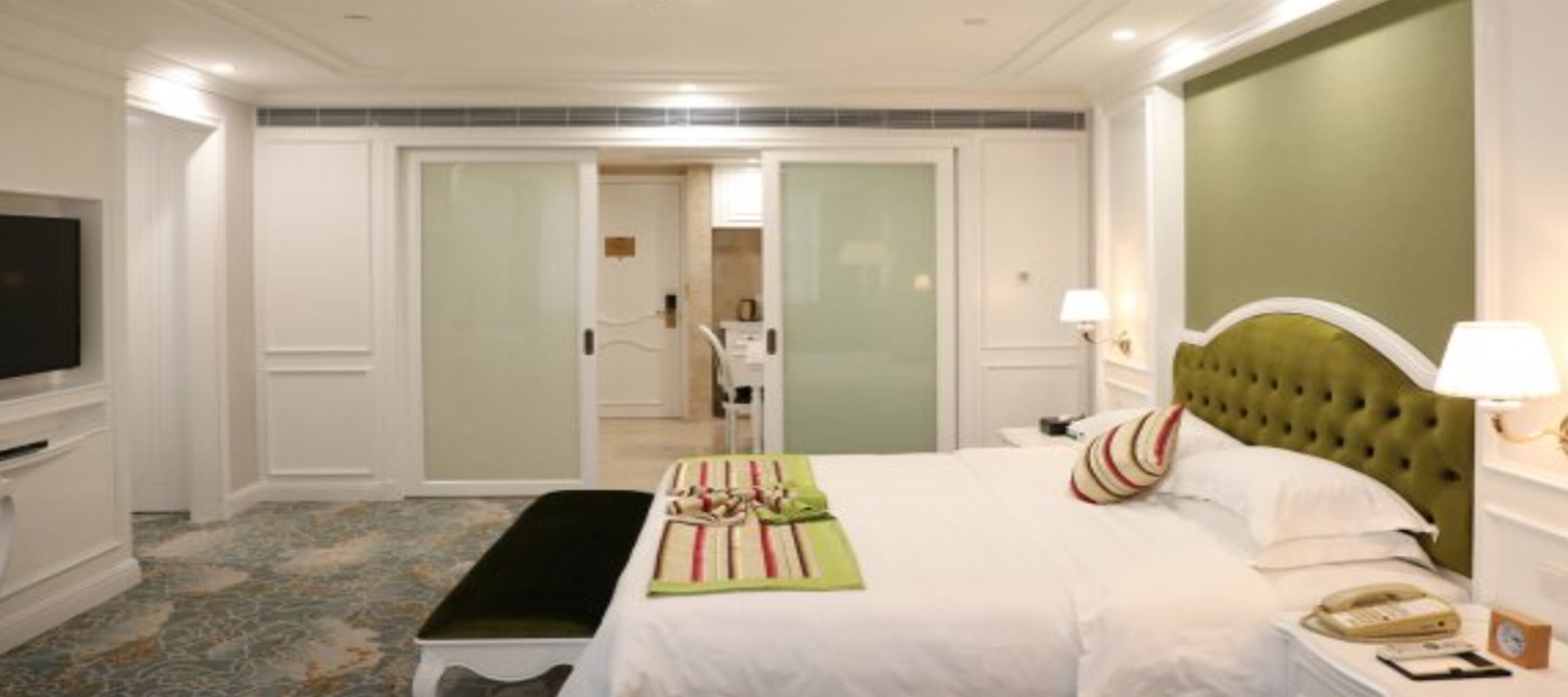 Deluxe Suite | Minibar, in-room safe, desk, blackout curtains