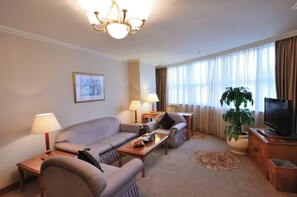 Superior-Suite | Wohnbereich | Flachbildfernseher