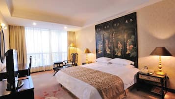 Executive Suite | Minibar, in-room safe, desk, blackout drapes