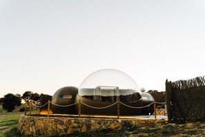 Una estructura esférica con superficie reflectante, posiblemente un elemento arquitectónico moderno.