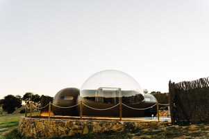 Una estructura esférica con superficie reflectante, posiblemente un elemento arquitectónico moderno.