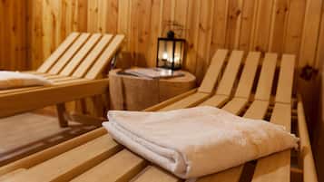 Un banc en bois pour sauna, avec une serviette.