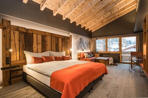 In-room safe, desk, free WiFi, bed sheets - Hotel Basecamp (Zermatt)
